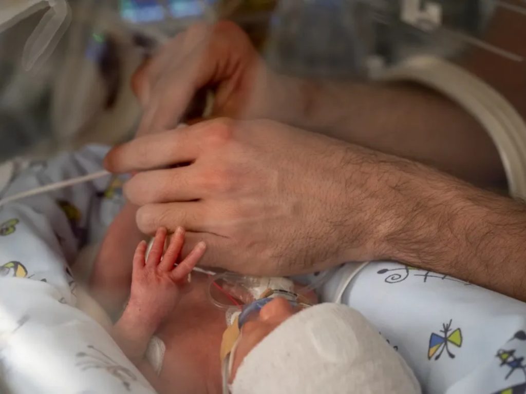 Imagen de archivo de un bebé prematuro ingresado. Foto de Hospital Clínic