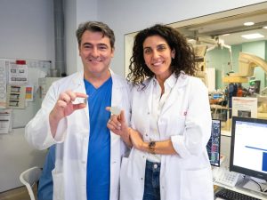 El doctor Stefano Congiu, con el marcapasos implantado, y Georgia Sarquella, con un dispositivo convencional. Fotografía facilitada por el hospital Sant Joan de Déu de Barcelona.