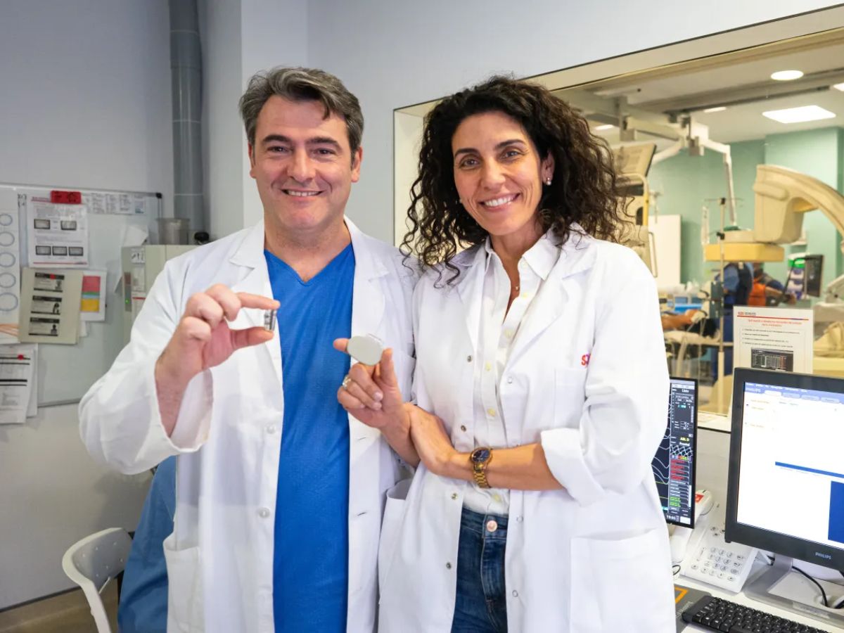 El doctor Stefano Congiu, con el marcapasos implantado, y Georgia Sarquella, con un dispositivo convencional. Fotografía facilitada por el hospital Sant Joan de Déu de Barcelona.