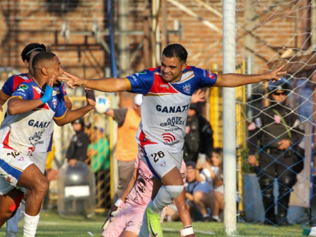 Marcelo Ferreira (der.) celebra su gol ante Alianza. Foto FB Firpo