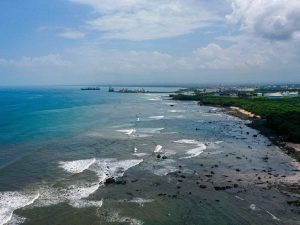 Durante la marea alta, el mar puede avanzar varios metros y cubrir áreas de playa que normalmente permanecen secas.