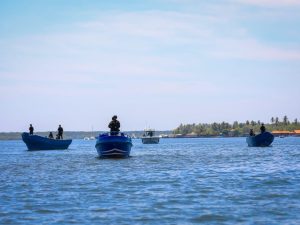 Marina salvadoreña rescata a 16 ecuatorianos tras naufragio