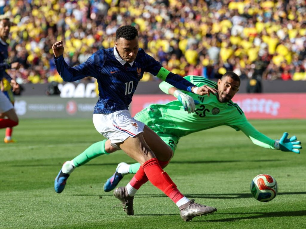 Kylian Mbappé (izq.) contra Colombia. Foto AFP