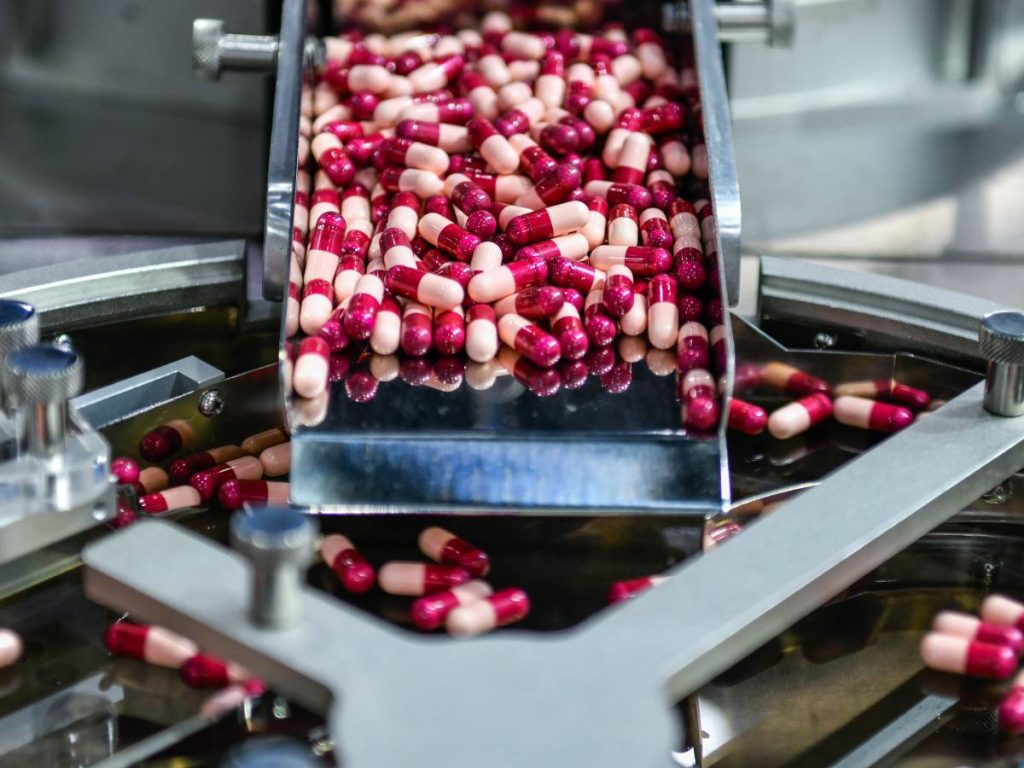 Interrupciones en rutas logísticas globales pueden retrasar la distribución de medicamentos y elevar los costos de productos farmacéuticos en distintos mercados.