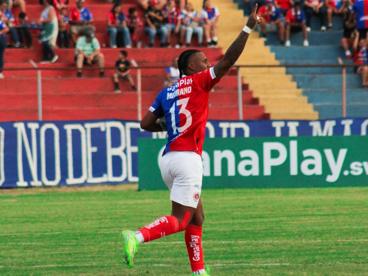 Edgard Medrano celebra su gol con FAS ante el Fuerte San Francisco. Foto X FAS