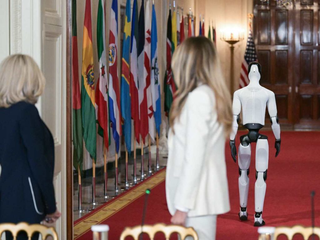 “Figure 03” se convierte en el invitado inesperado de la jornada en la residencia presidencial.