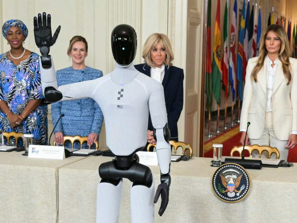 La primera dama presenta un robot humanoide como ejemplo del avance de la inteligencia artificial.