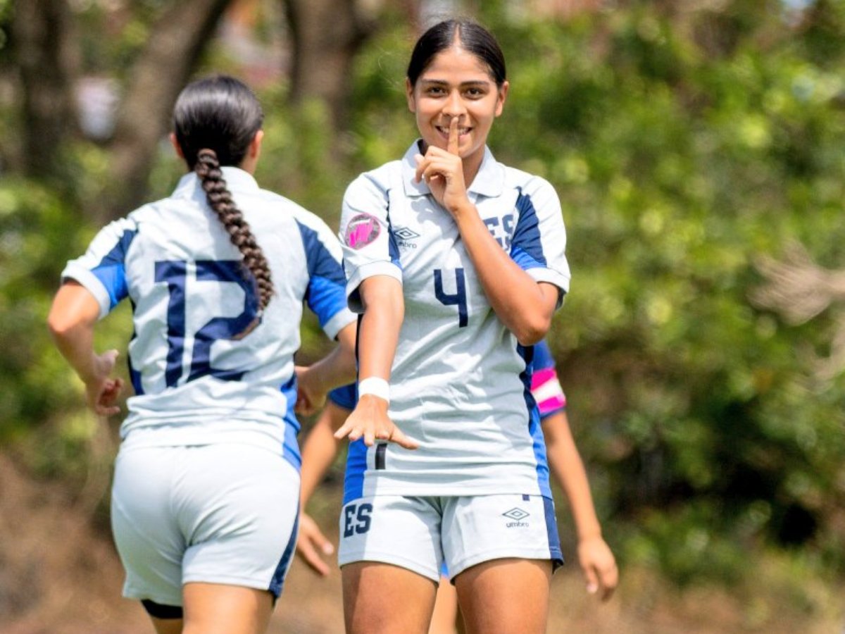Melanie Menjívar celebrando un gol con la Selecta Femenina Sub-17. Foto Cortesía FESFUT