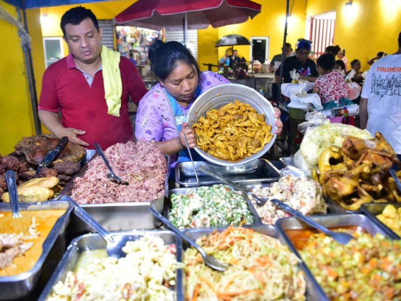 El mercadito nocturno transforma las calles de Nahuizalco en un espacio de encuentro comunitario.