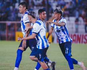 Roberto Domínguez (izq.) celebra gol con sus compañeros en la victoria de Metapán ante Limeño. Foto FB Metapán