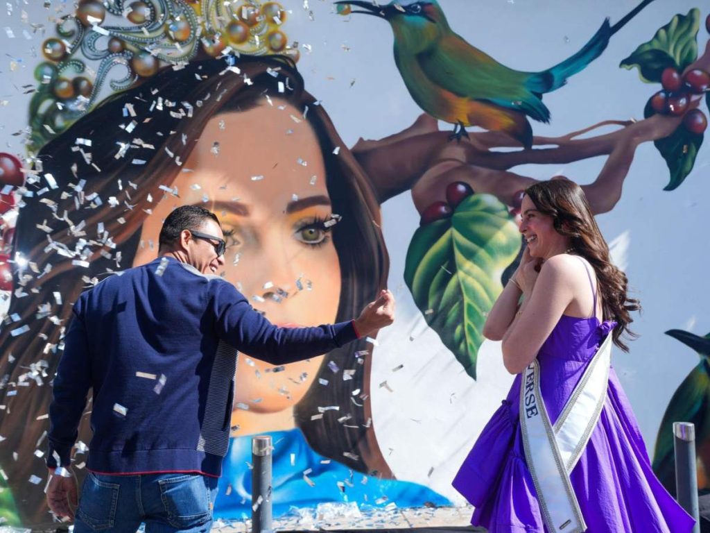 El mural de Fátima Bosch conecta arte y comunidad en El Cafetalón. Foto: Alcaldía de Santa Tecla.