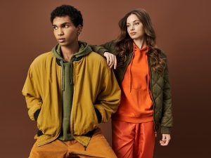 La sudadera se consolida como prenda clave al fusionar comodidad, identidad y sofisticación en la moda actual.