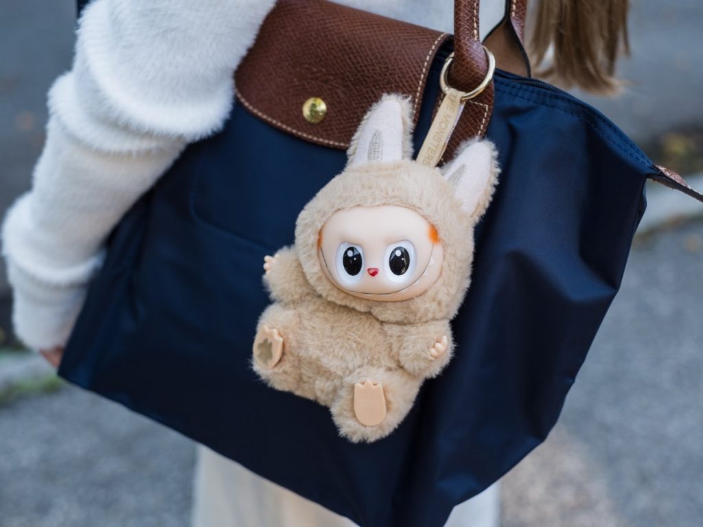 Labubu se posiciona como accesorio de estilo urbano, integrándose en carteras y bolsos como parte de la tendencia global de coleccionables.