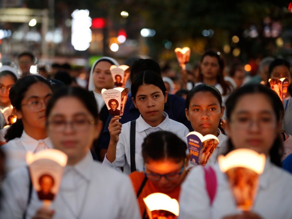 Personas sostienen faroles con la imagen de monseñor Óscar Arnulfo Romero durante una peregrinación este sábado, en conmemoración del 46 aniversario de su asesinato en San Salvador. EFE