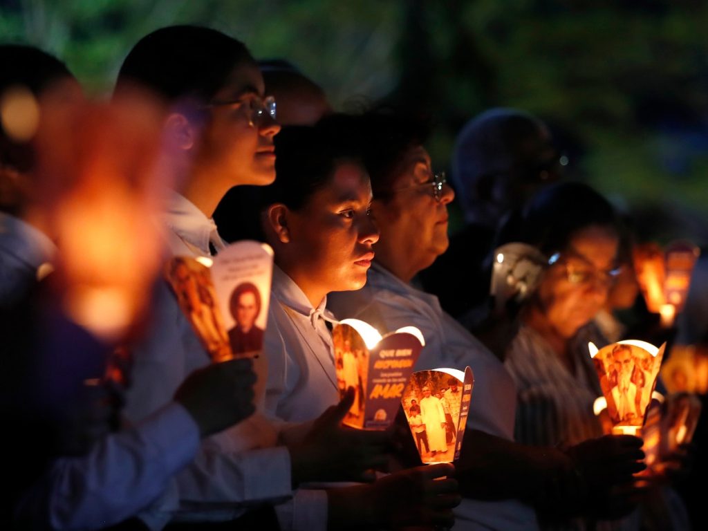Unos 200 feligreses católicos se concentraron en la capital de El Salvador para conmemorar el 46 aniversario del magnicidio del arzobispo y santo de la iglesia católica Óscar Arnulfo Romero, perpetrado en 1980 por un escuadrón de la muerte de extrema derecha. EFE