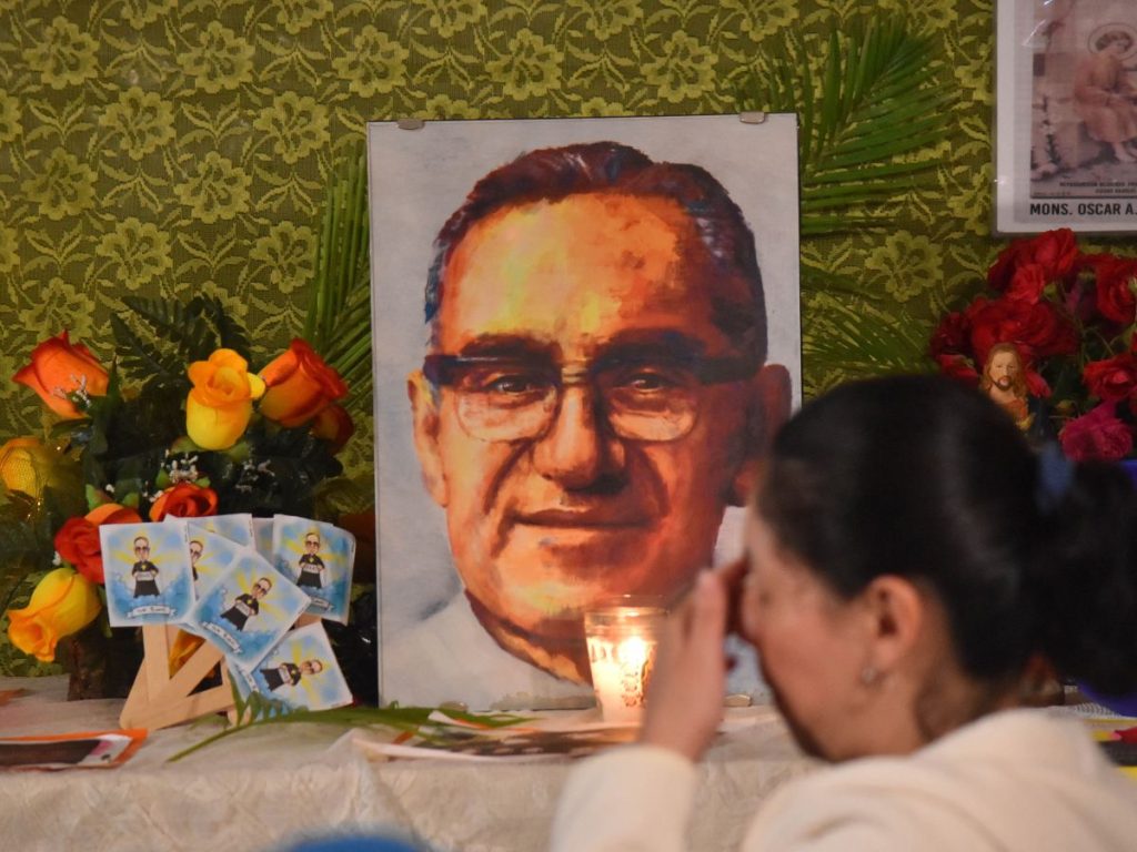 Un fiel católico llora frente a una imagen del beato monseñor Óscar Romero en su ciudad natal de Ciudad Barrios, a unos 165 kilómetros de San Salvador, durante su canonización el 14 de octubre de 2018.