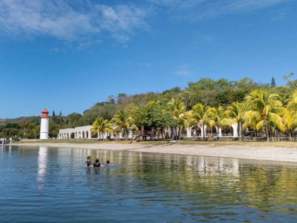 Turistas disfrutan de las playas de La Libertad, principal destino visitado por extranjeros durante las vacaciones en El Salvador.