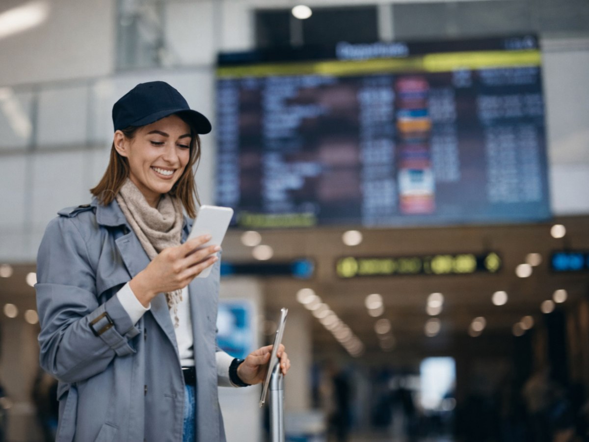 mujer-aeropuerto-celular-wifi-Bluetooth-viajes
