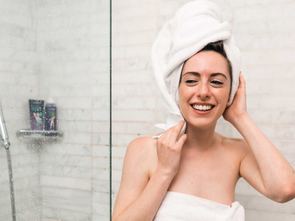 Dermatólogos recomiendan iniciar la ducha por el cuero cabelludo.