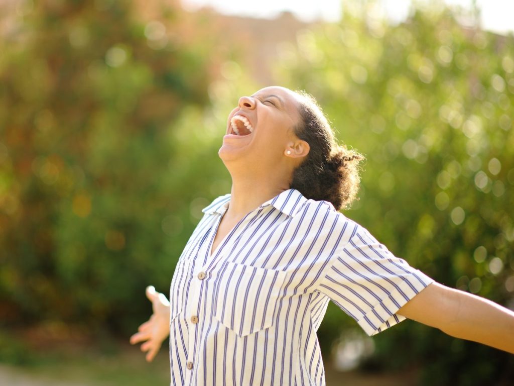 Más que catarsis, el grito activa el cuerpo y puede generar alivio momentáneo, aunque no sustituye herramientas profundas de bienestar emocional.
