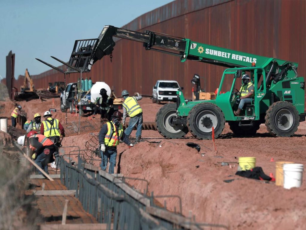 La construcción del muro negro fronterizo entre Estados Unidos y México en la zona de Santa Teresa, frente a Ciudad Juárez, forma parte de un proyecto impulsado por el gobierno del presidente, Donald Trump que contempla una inversión aproximada de 4.500 millones de dólares para reforzar la seguridad en distintos puntos de la frontera. EFE