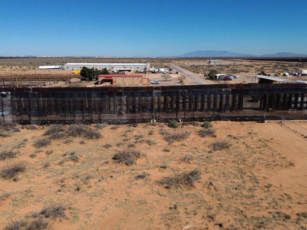 El tramo de muro que está construyendo Estados Unidos en su frontera con México cerca de Ciudad Juárez tiene la peculiaridad de ser metálico y pintado de negro. EFE
