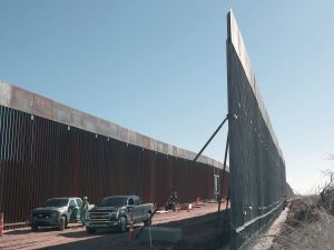 EEUU construye muro negro en la frontera con México para dificultar escalada de migrantes. EFE
