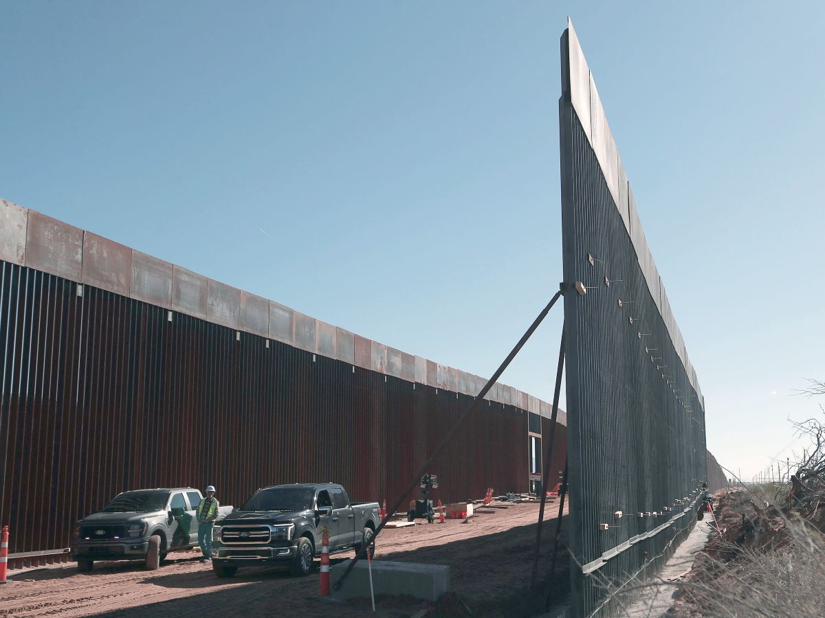 EEUU construye muro negro en la frontera con México para dificultar escalada de migrantes. EFE