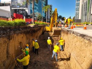 El Ministerio de Obras Públicas ejecuta la construcción de una laguna de detención en el bulevar Sergio Vieira de Mello, en la Zona Rosa de San Salvador.