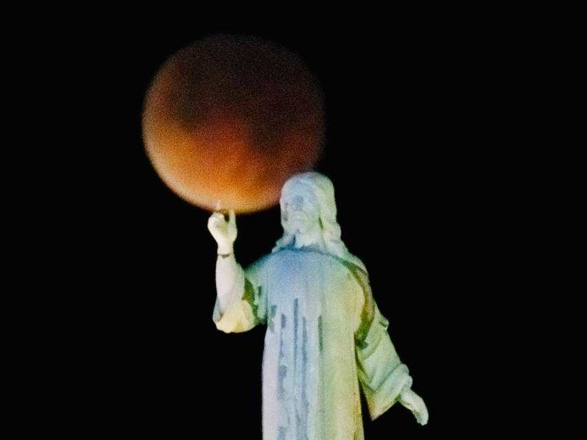 La Luna adquirió un tono rojizo durante la fase total del eclipse visible en la madrugada del 3 de marzo en El Salvador.