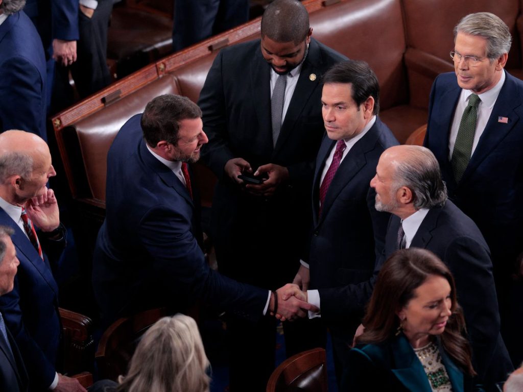  El secretario de Comercio de EE. UU., Howard Lutnick (der.), estrecha la mano del senador Markwayne Mullin (republicano por Oklahoma), junto con el secretario de Estado, Marco Rubio, y el secretario del Tesoro, Scott Bessent