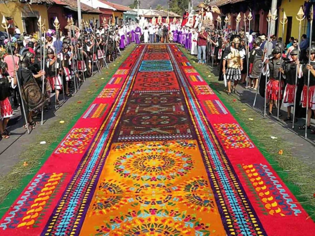 Turistas recorren Antigua Guatemala durante Semana Santa, uno de los destinos más visitados por salvadoreños en la temporada.