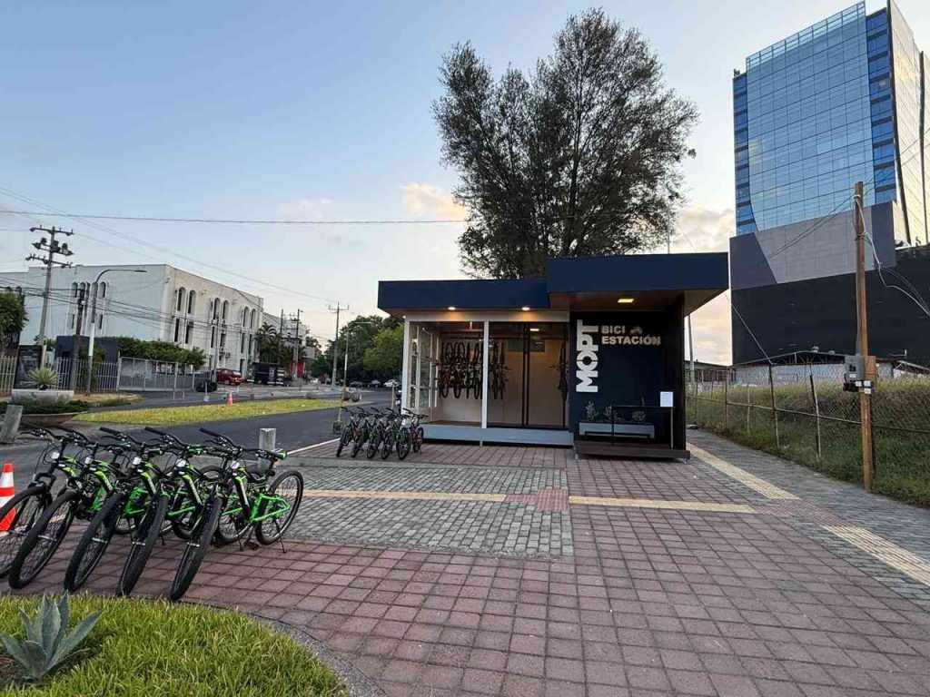 Nueva biciestación en la avenida La Revolución permite prestar bicicletas sin costo.
