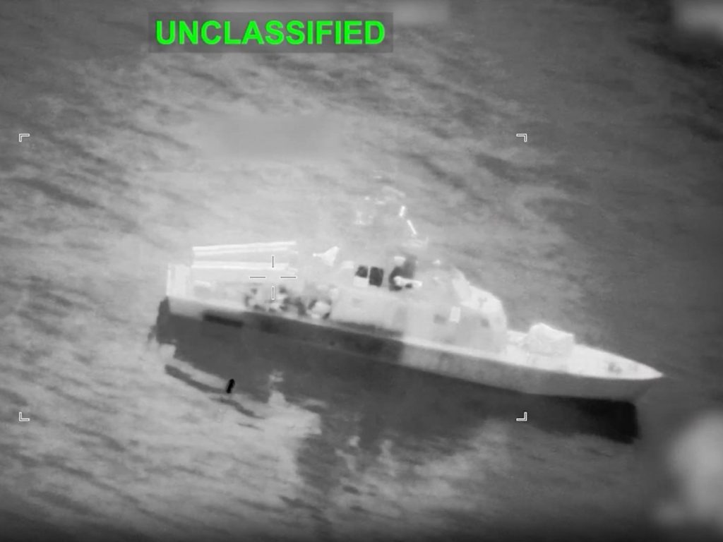 Donald Trump advirtió que habrá fuertes consecuencias si Irán intenta minar el paso marítimo estratégico.