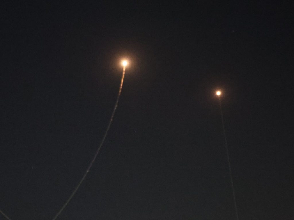 Se ven rastros de cohetes en el cielo sobre la ciudad costera israelí de Tel Aviv en medio de una nueva andanada de ataques con misiles iraníes el 10 de marzo de 2026. AFP