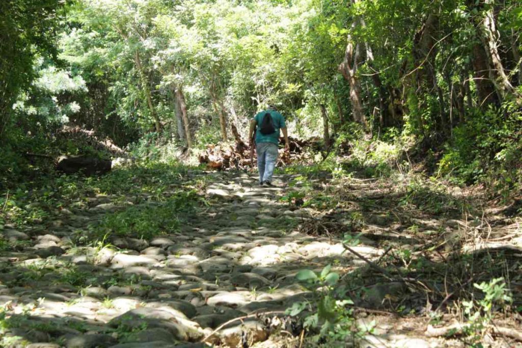 Durante décadas, la ruta fue un camino de piedras utilizado por peatones y animales de carga.