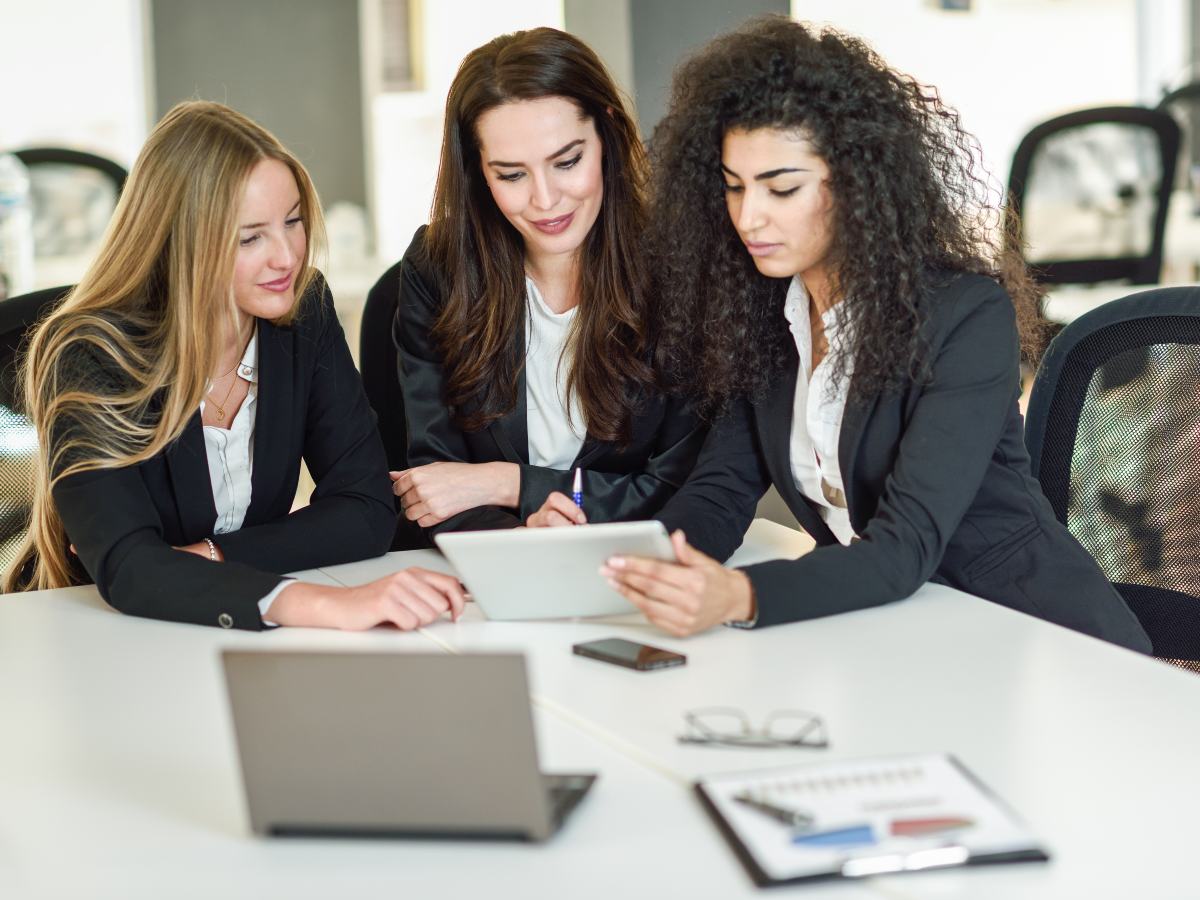 Datos de organismos internacionales indican que ampliar la participación económica femenina puede influir en el empleo y la actividad productiva regional.