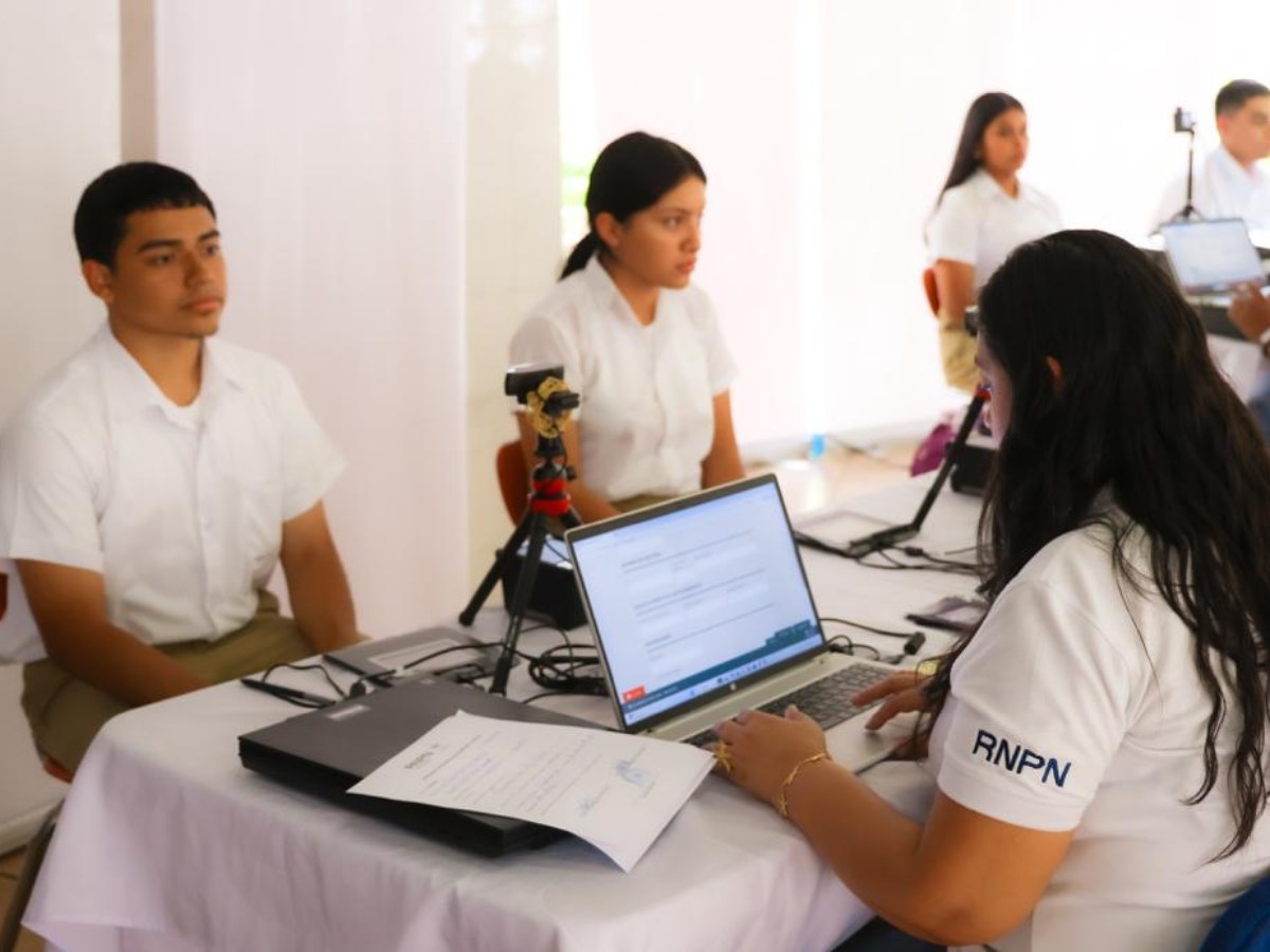 Alrededor de 20,000 estudiantes podrán tramitar su DUI en centros educativos