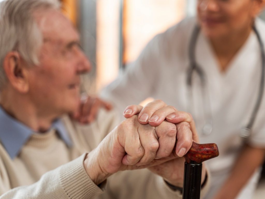 El Salvador alcanza una esperanza de vida de 72,3 años en 2024, por debajo del promedio regional de 75,9 años, según datos de CEPAL.