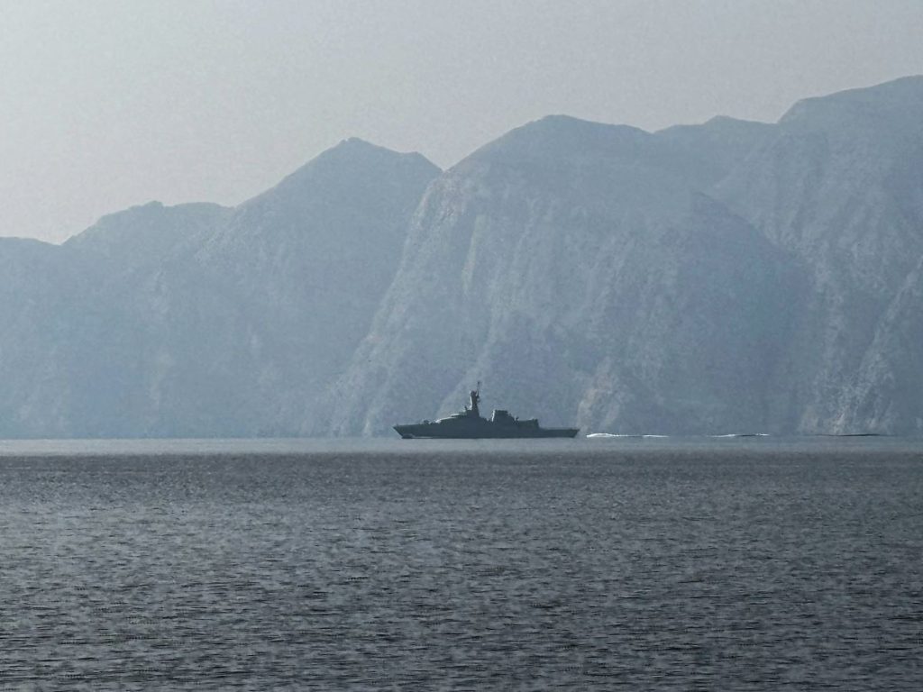 Un buque de la marina es visto navegando en el Estrecho de Ormuz, una vía fluvial vital por donde pasa gran parte del petróleo y el gas del mundo el 1 de marzo de 2026.