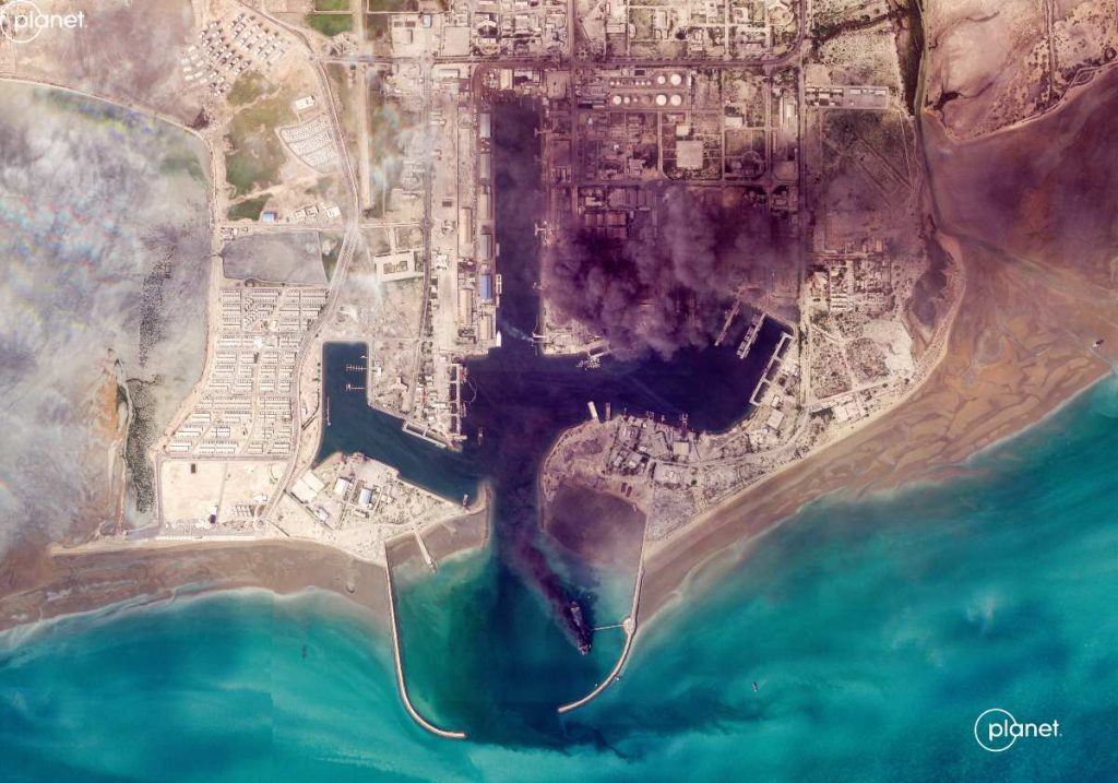 Esta imagen satelital, tomada por 2026 Planet Labs PBC el 2 de marzo de 2026, muestra una columna de humo tras una explosión en el puerto de Bandar Abbas, a lo largo del estrecho de Ormuz.