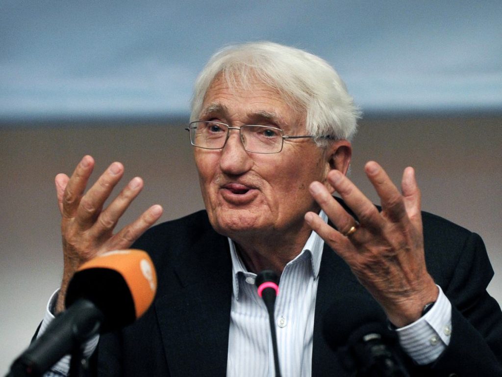 El filósofo alemán Jürgen Habermas habla con periodistas en un auditorio de la Escuela de Filosofía de Atenas el 6 de agosto de 2013.