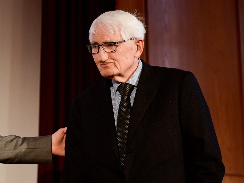 El filósofo alemán Jürgen Habermas sube al escenario para participar en un debate sobre el futuro de Europa con el entonces vicecanciller y ministro de Asuntos Exteriores alemán, Sigmar Gabriel, y el entonces candidato presidencial francés del movimiento En Marche, Emmanuel Macron, en la Hertie School of Governance de Berlín, el 16 de marzo de 2017.