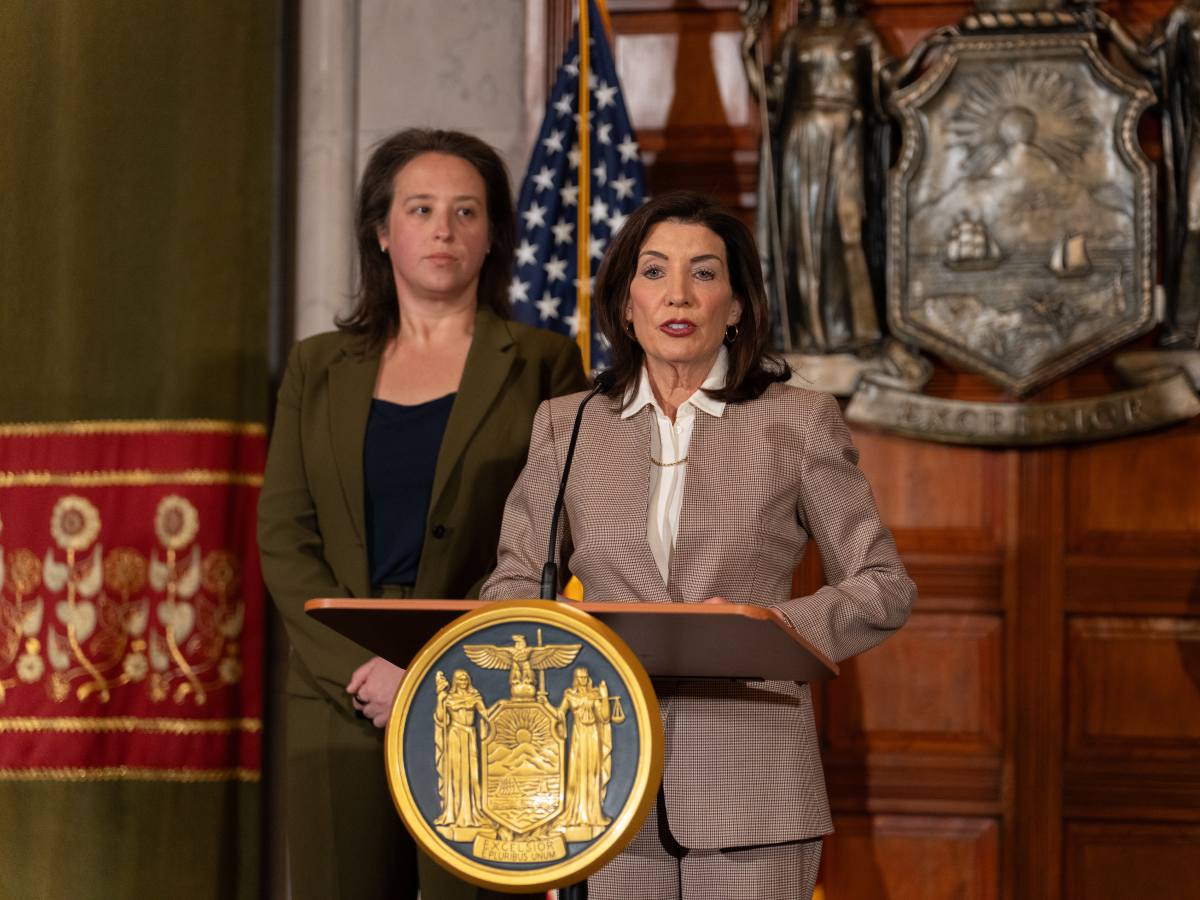 Fotografía cedida por la Gobernación de Nueva York donde aparece su gobernadora, Kathy Hochul (d), hablando durante una rueda de prensas este viernes, en Albany (EE.UU.).