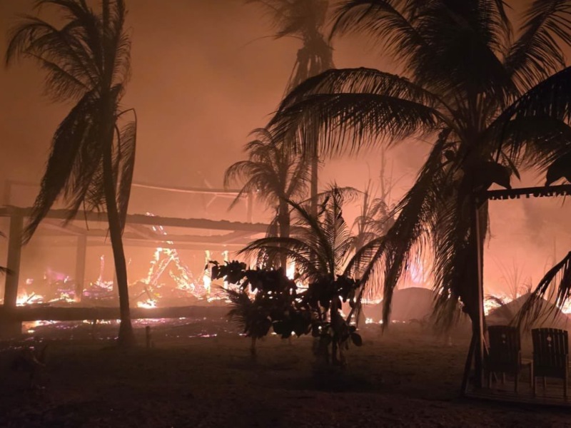 El incendio afectó entre el 35 % y 40 % de la estructura del hotel en Roatán, según el Cuerpo de Bomberos de Honduras. / Foto cortesía