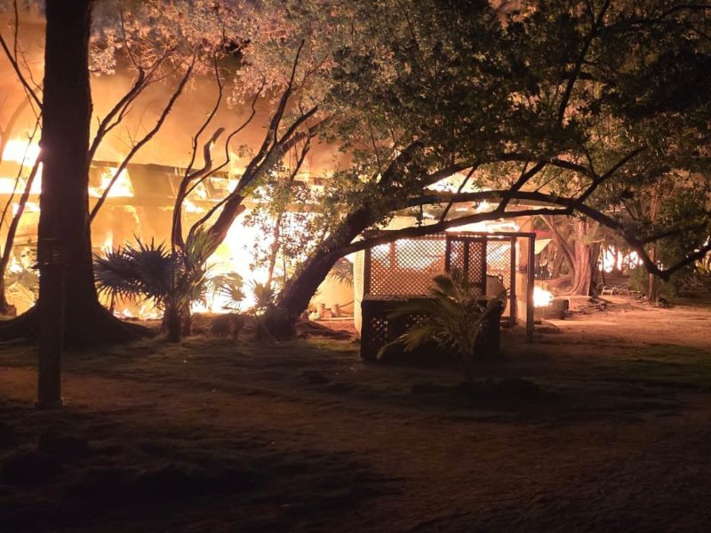 Bomberos de Honduras trabajaron en el control del incendio que comprometió gran parte de un hotel en Islas de la Bahía.