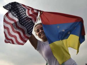 El regreso de la bandera estadounidense simboliza la reapertura de relaciones diplomáticas entre Washington y Caracas.