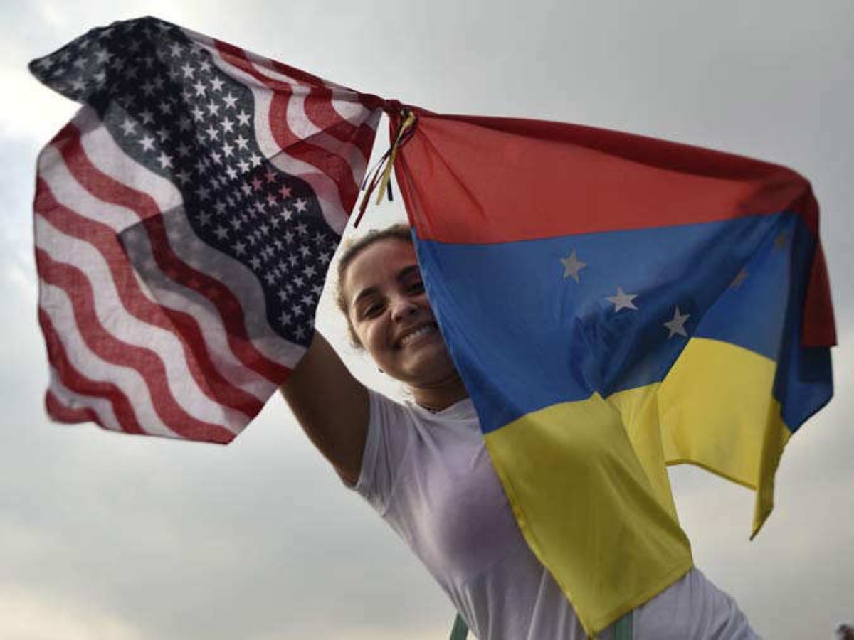 El regreso de la bandera estadounidense simboliza la reapertura de relaciones diplomáticas entre Washington y Caracas.