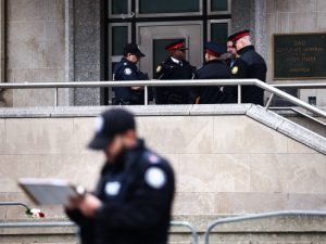 Policía de Toronto resguarda el área cercana al consulado de Estados Unidos tras reportes de disparos en la madrugada del martes.