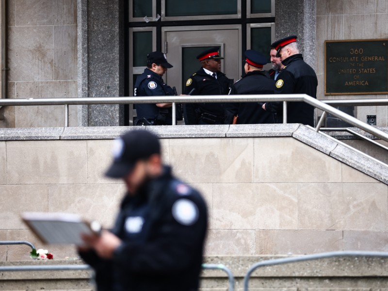Policía de Toronto resguarda el área cercana al consulado de Estados Unidos tras reportes de disparos en la madrugada del martes.
